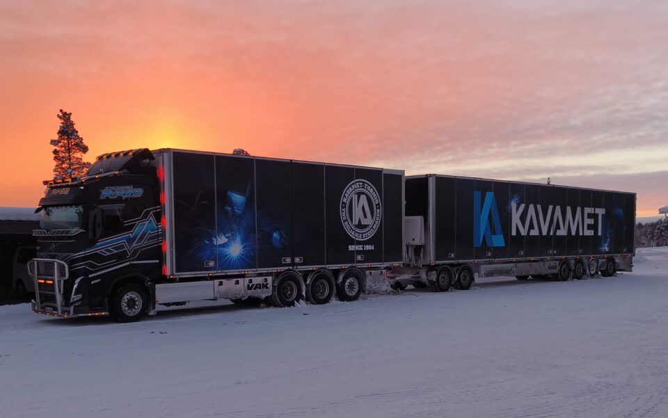 Kavametin teipattu rekkayhdistelmä talvisessa auringonlaskussa